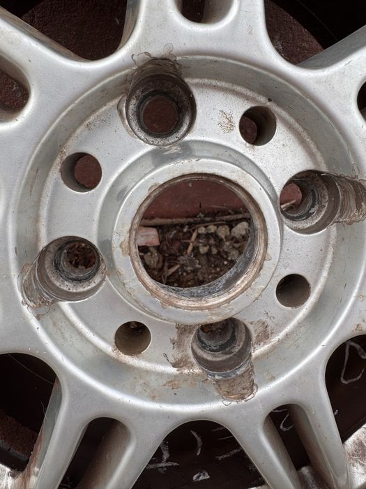 Vendo rodas com pneus semi-novos