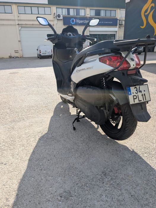 Mota 300c automática motor e elétrica em perfeito  estado , pneus novos e óleo trocado, ano 2015 sem nada pra fazer com faturas da oficina.
