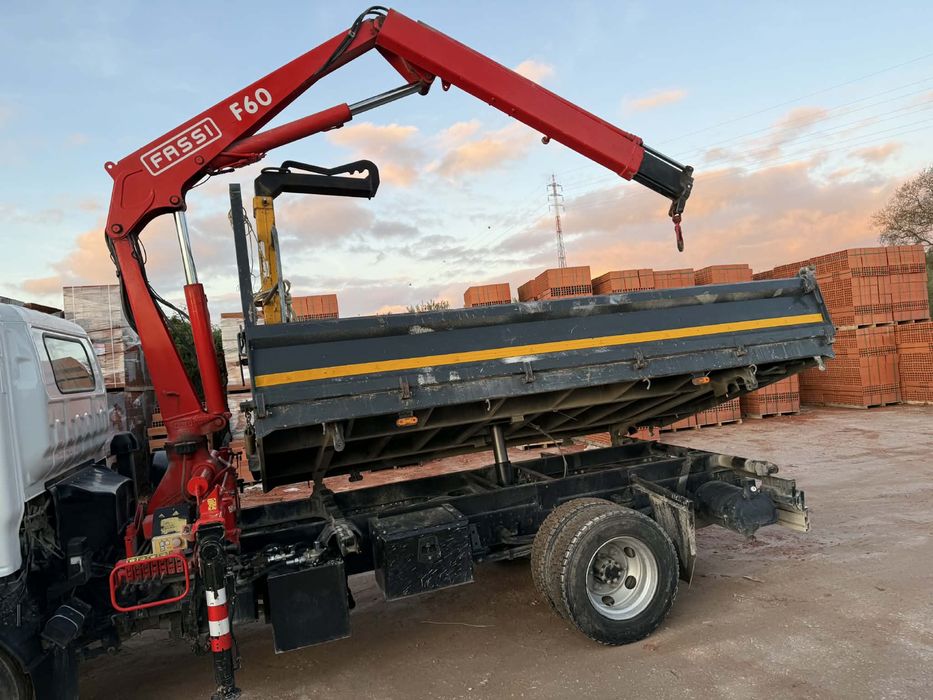 Isuzu nqr basculante e grua