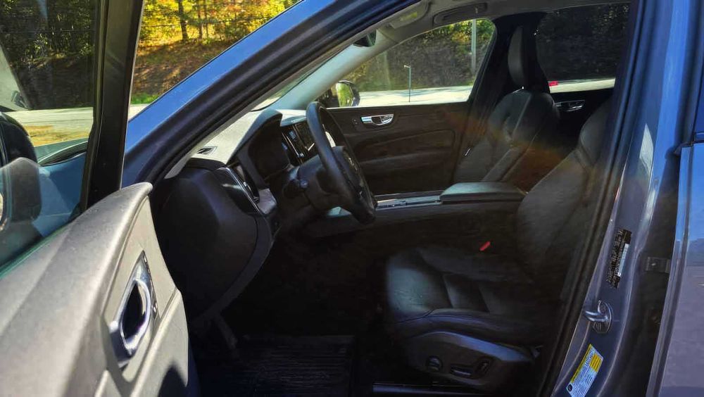 Volvo XC60 B5 Plus Dark Theme      2023