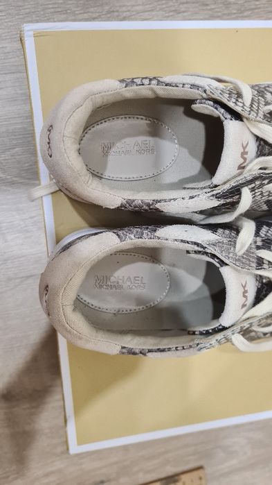 Продам кросівки нові Michael Kors