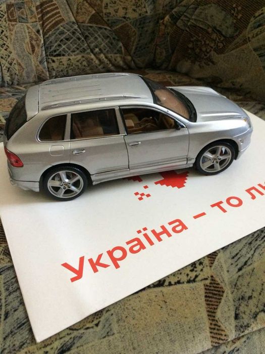 модель Порше 1 18 та комбайн CLAAS (виробник SIKU)