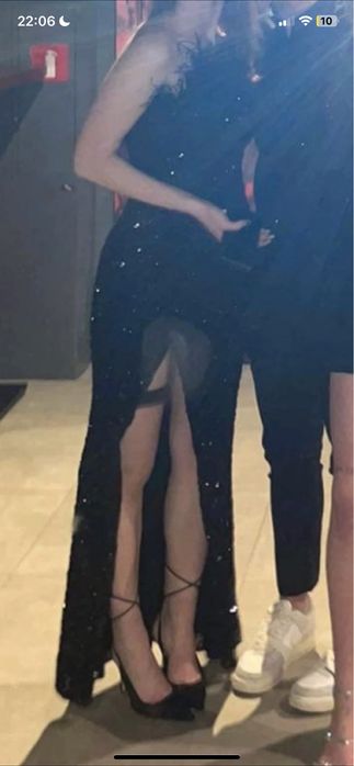 Długa czarna cekinowa sukienka z rozieciem