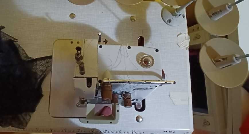 Maquina de Costura  Corta e Coze