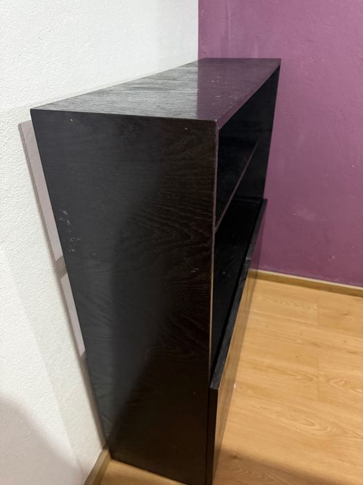 Móvel/Estante em madeira preta.