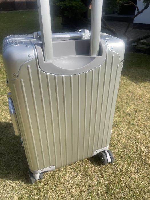 Aluminiowa walizka  20 . Kabinówka .