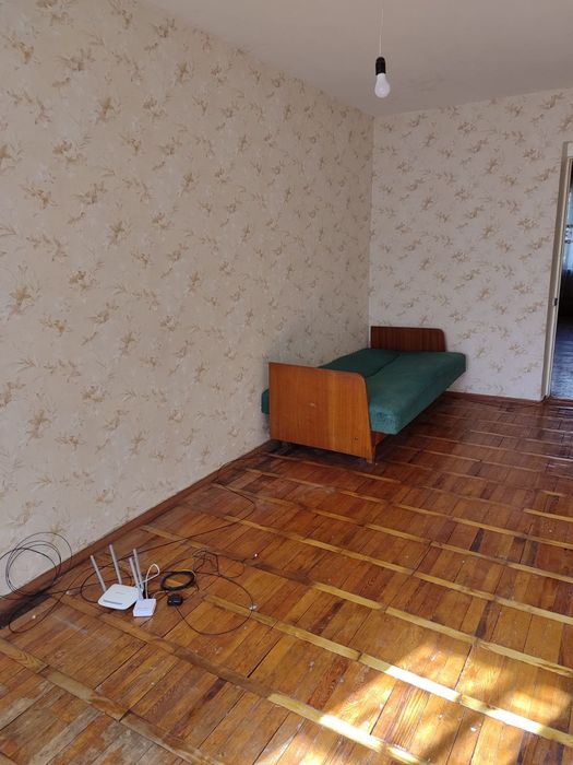 Продам 1/2 часть в  двухкомнатной кв. Ул.Рустави .Осипенковский р-н.