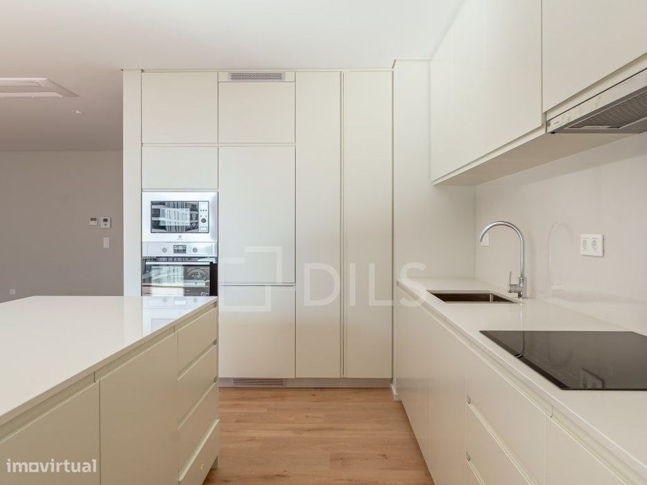 Apartamento T3 com terraços e estacionamento, em Miraflores