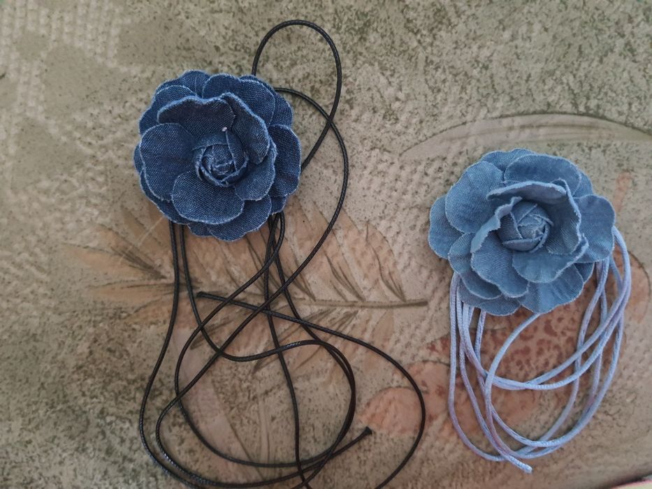 Броши и чокеры с джинсовой ткани