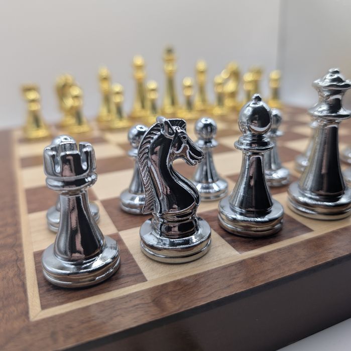 Елітні подарункові шахи — металеві фігури + дерев’яна дошка 30×30 см