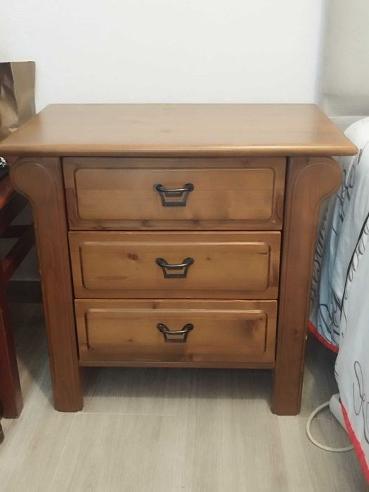 Cama e 2 mesas de cabeceira