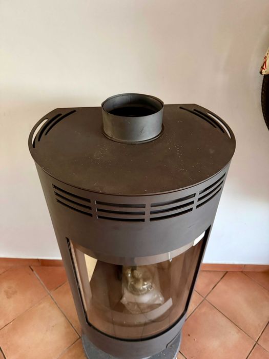 Salamandra Moderna Redonda com Vidro – Alta, Elegante, a Lenha