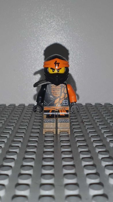 0530 Figurka LEGO njo0720 Ninjago Cole - Core, Shoulder Pad