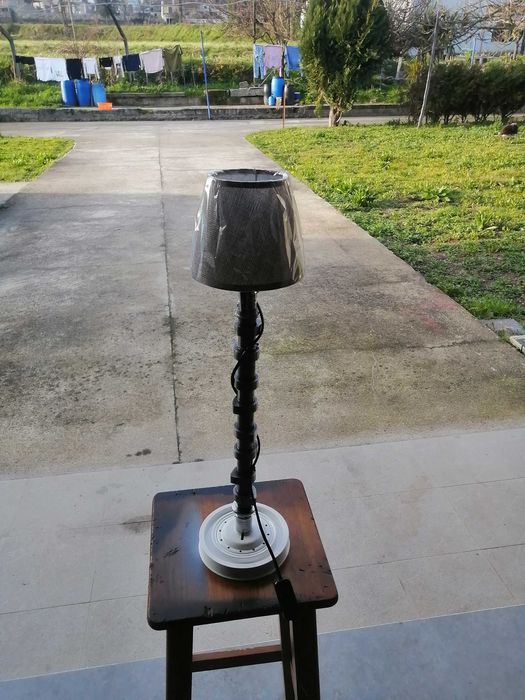 Candeeiro feito com peças de carro