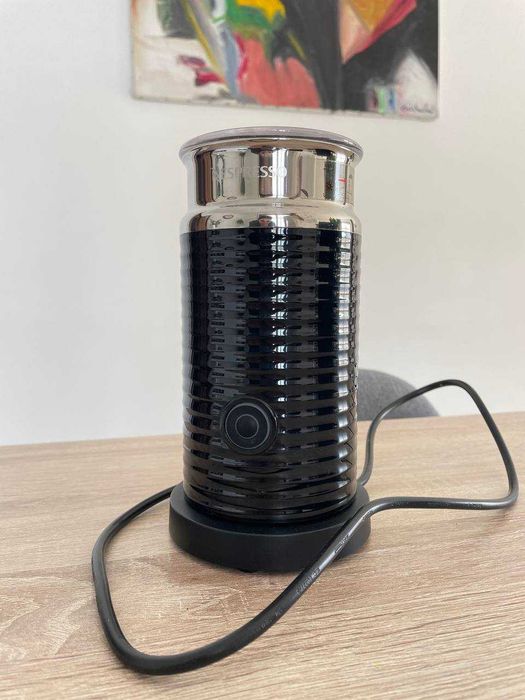 Nespresso Inissia D40 + Aeroccino 3 + suporte cápsulas + cápsulas