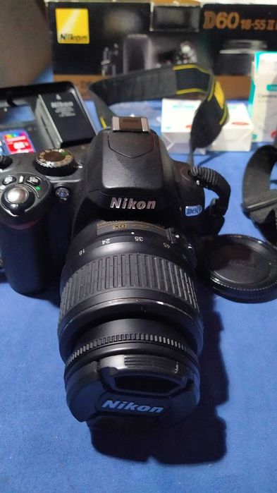 Vendo ou troco máquina fotográfica "NIKON" D60