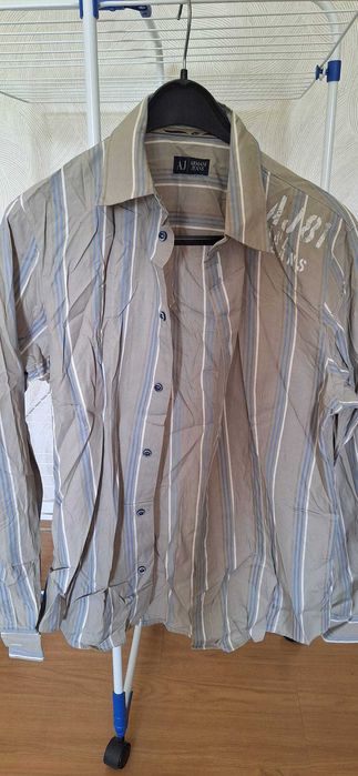 Camisa Armani. Padrão: esverdeada com riscas