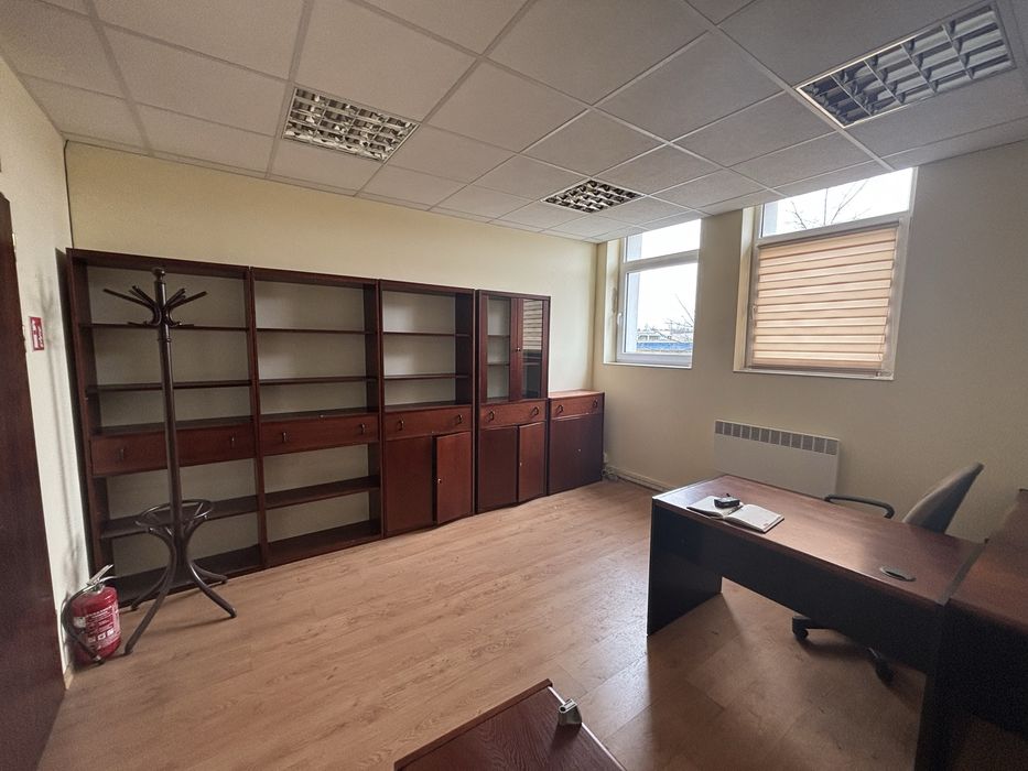 Pokoje biurowe w biurowcu na terenie przemysłowym