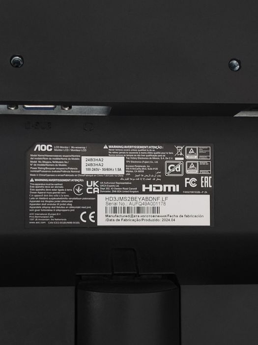 Monitor de secretária da Marca AOC e suporte circular e acabamento em preto
