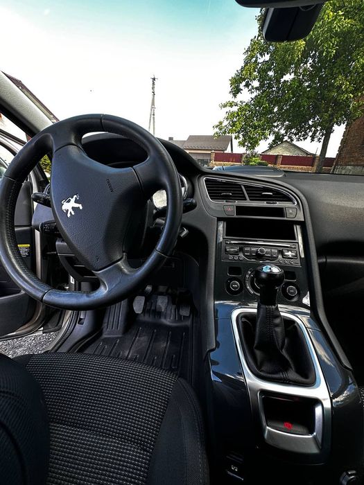 Автомобіль Пежо 5008