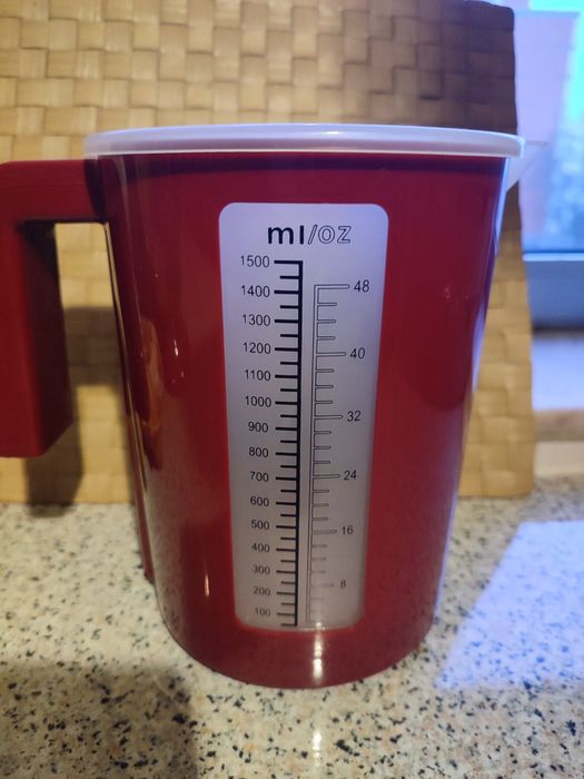 Balança digital com copo medidor Gato Preto