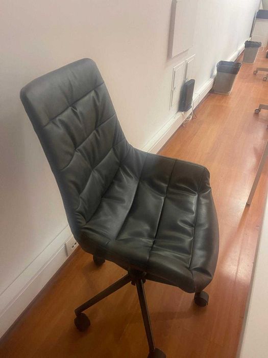 cadeira rotativa cor cinza escuro