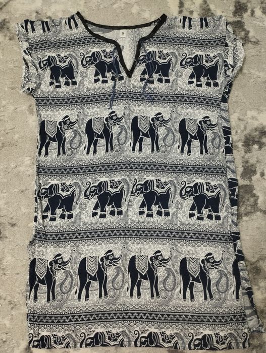 Сукні літні, светри.