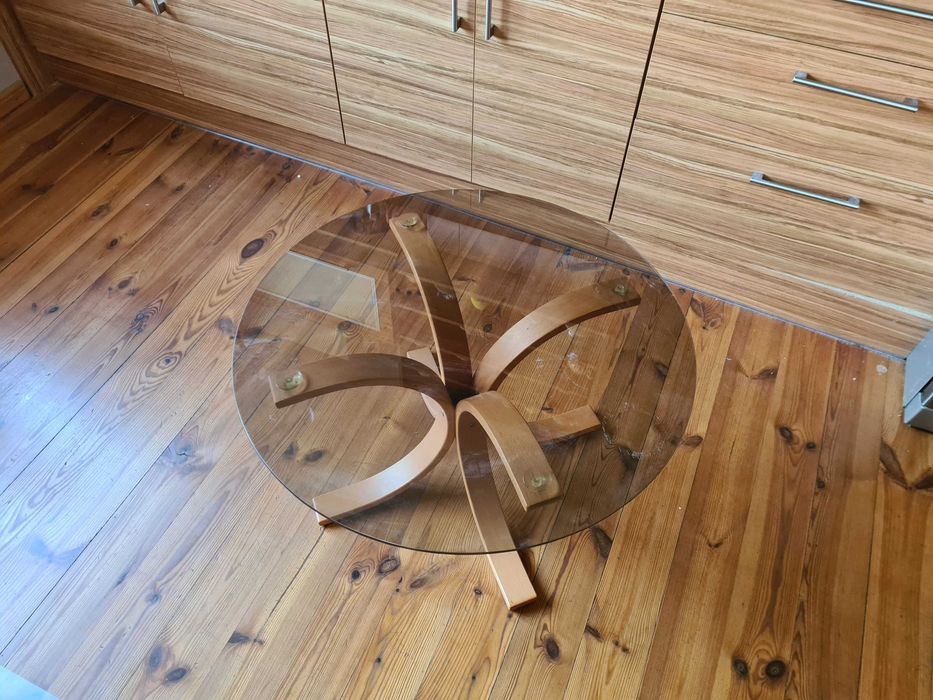 stolik ze szklanym okrągłym blatem