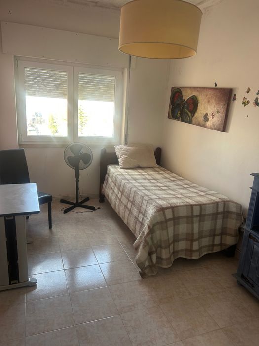 Quarto para arrendamento na Costa da Caparica entrada imediata.