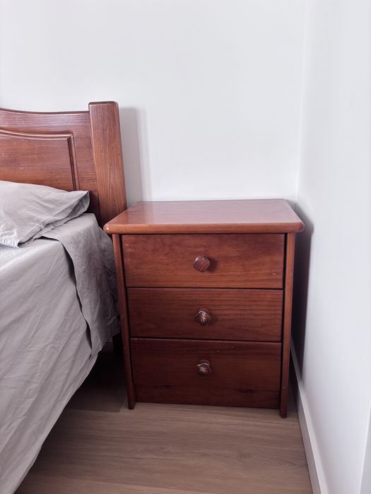 Cama de casal em madeira maciça + 2 mesas de cabeceira + estrado