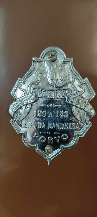 Cofre antigo numerado