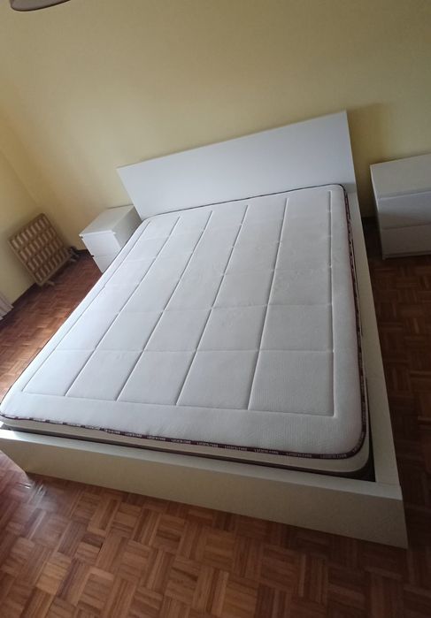 Cama King size  IKEA com 2 mesinhas de cabeceira