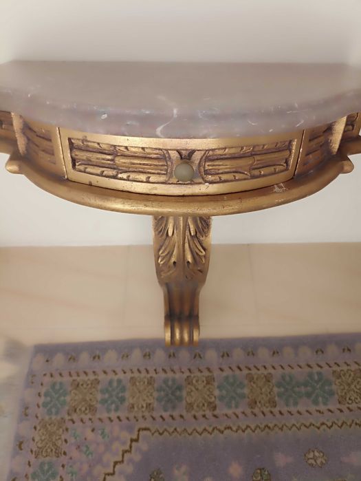 Par de Mísulas/mesas de cabeceira em talha dourada e marmore.