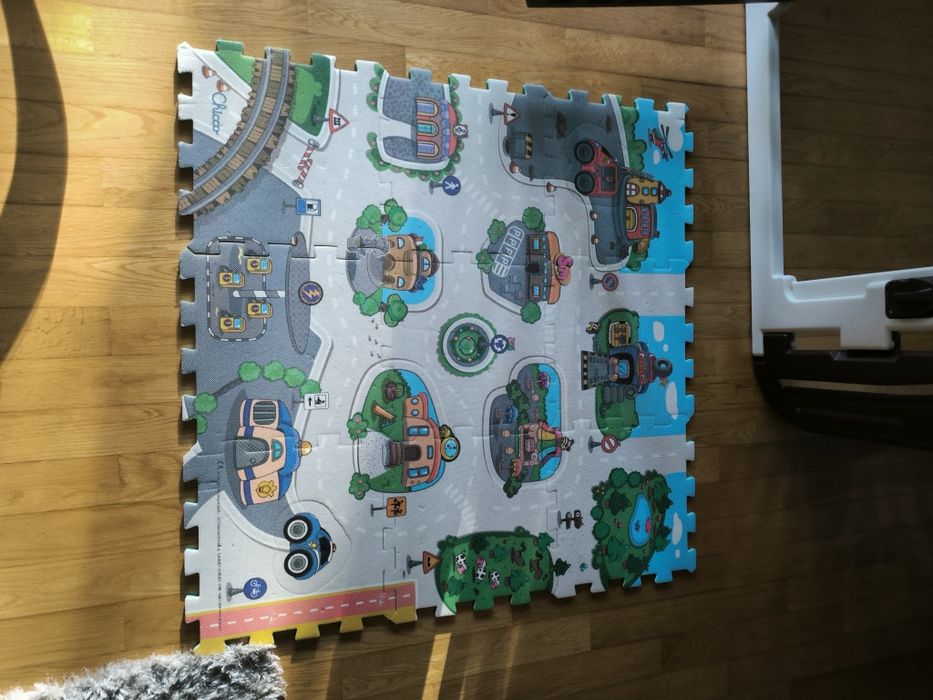 Vendo jardim puzzle de 9 peças da chicco