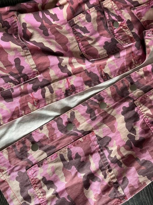 PrettyLittleThing jeansowa różowa kurtka moro