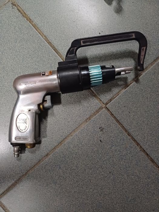 Rozwiertak zgrzewów pneumatyczny