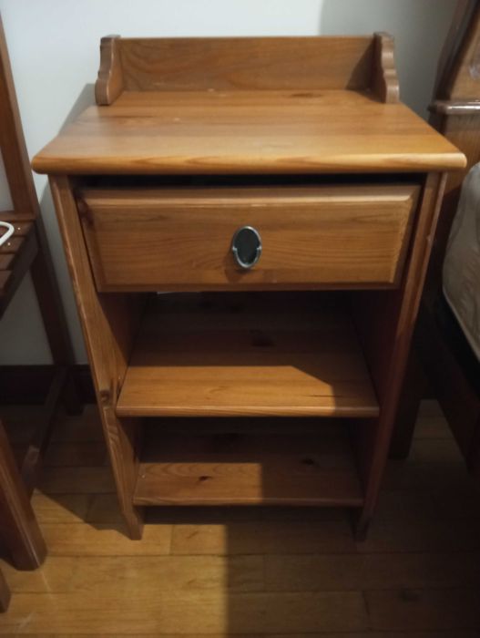 Cama de corpo e meio e mesa de cabeceira