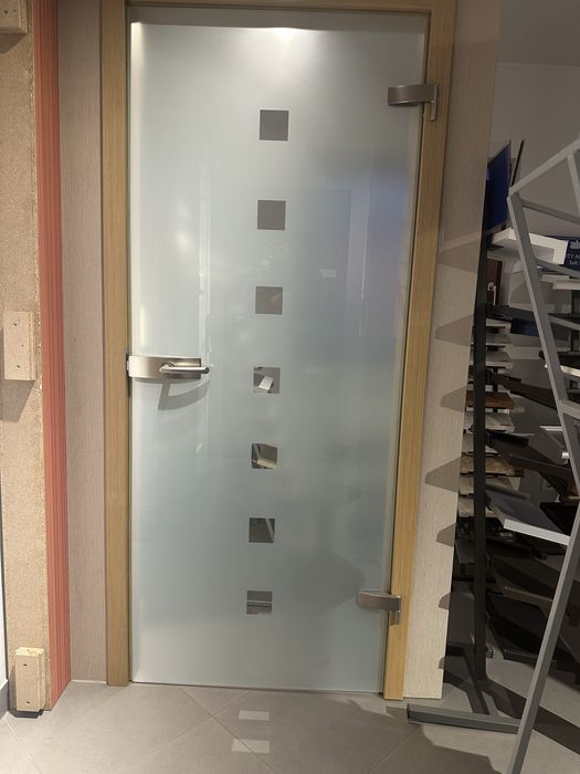 Drzwi szklane z oscieznica regulowana.