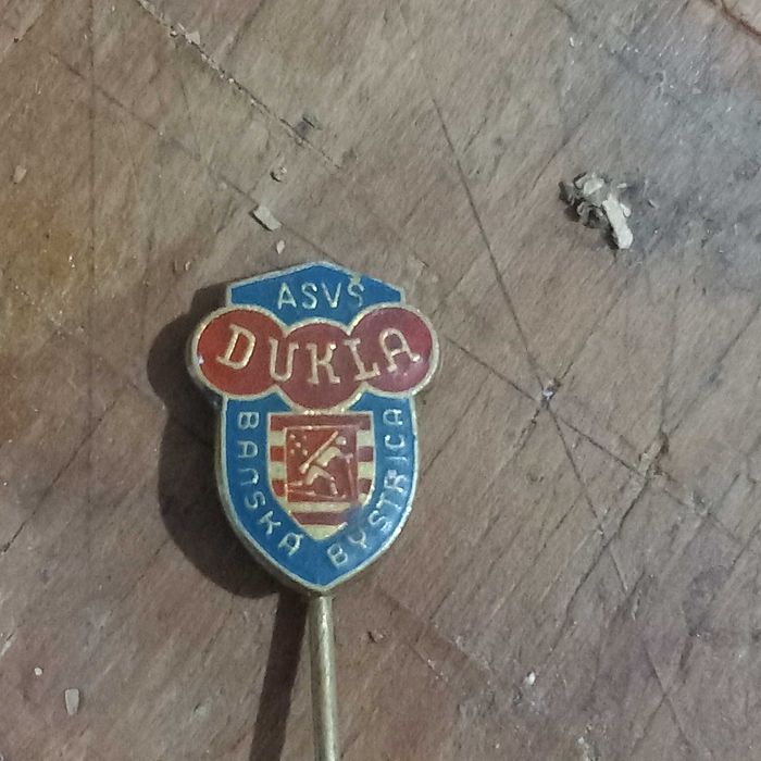 Emblema de lapela DUKLA