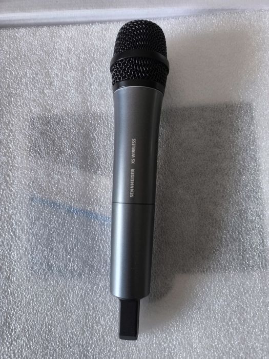 Sennheiser XSW 1-835 A-Band Vocal Set (micro sem fios) 
I