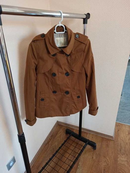 Brązowy wiosenny plaszczyk