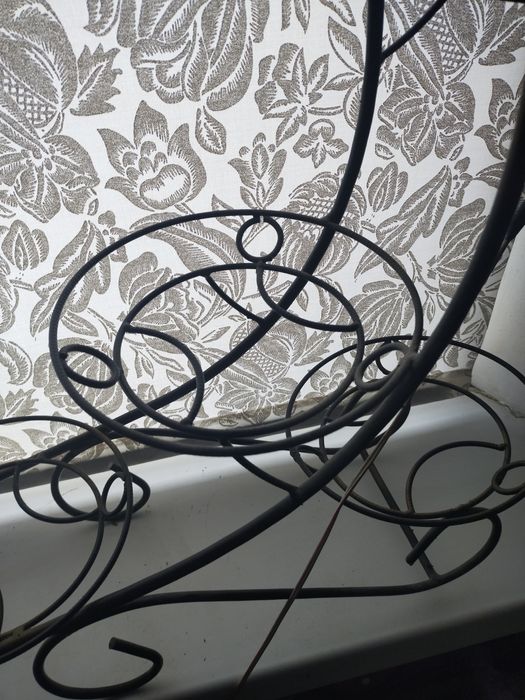 Кованая подставка для цветов на подоконник