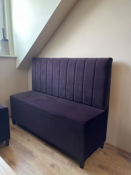 Loże barowe, kanapy śliwkowe