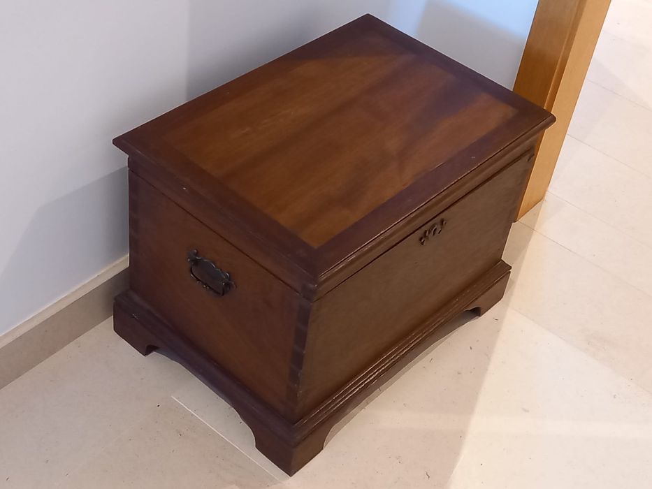 pequeno Baú em madeira e couro e Costureirinha em madeira exótica