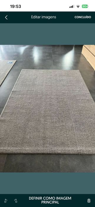 Carpetes com pouco uso tons de cinza.