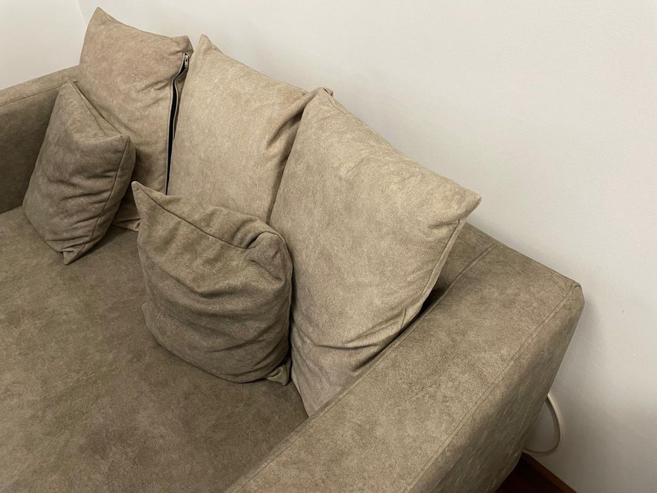 Sofá de dois lugares castanho e bege