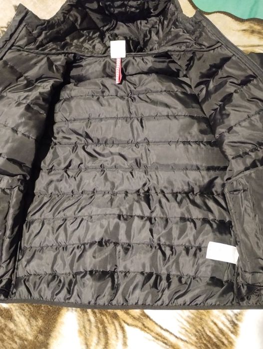 Куртка Карра чорного кольору.