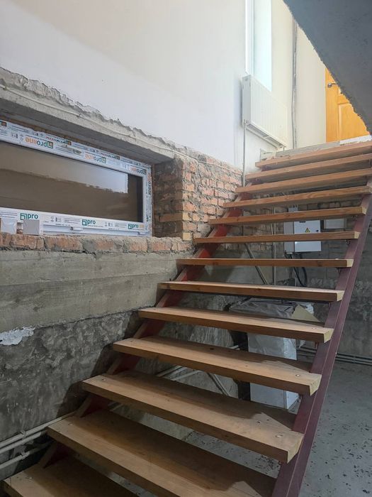 Продам цегляний 2 поверховий  будинок  в  селі  Оженин біля Острога.