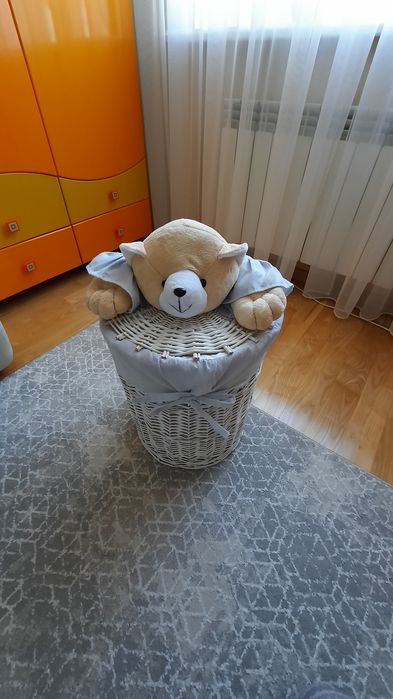 Корзина плетена для іграшок (разом з іграшками для найменших)