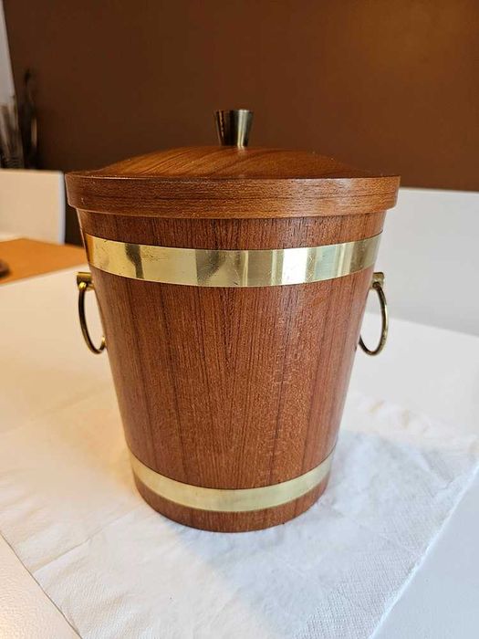 Balde de gelo antigo, com pormenores em latão